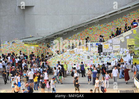 HONGKONG, ÜLG. 13:am 13. oktober 2014 wird das Memo an der Wand der Admiralität-Regierungsstellen in Admiralität veröffentlicht. Umbrella Revolution nach zwei Wochen, Menschen noch insisit in ocuupy Protest. Stockfoto