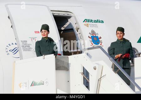 Alitalia Flugzeug abfliegen, Hostessen willkommen Passagieren, der Flughafen Leonardo da Vinci von Fiumicino, Rom, Italien, Credit © Remo Casilli/Sintesi Stockfoto