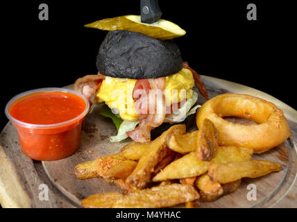 Hausgemachten burger Set dienen auf Holzplatte Foto mit Blitz Beleuchtung. Stockfoto
