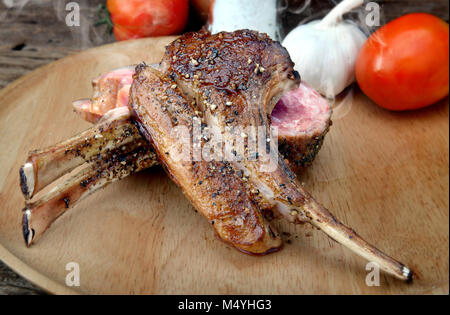 Gegrilltes Lamm Rippen mit heiß und würzig Pfeffer Foto im Studio Beleuchtung. Stockfoto