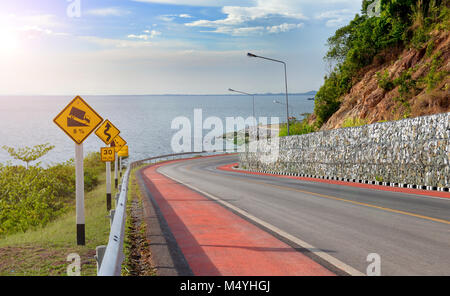 Warnsymbol für Verkehr Schutz in der Mountain Road Foto in der Sonne leuchten. Stockfoto