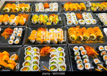 Große Auswahl an Sushi rollt mit Buffet Stockfoto