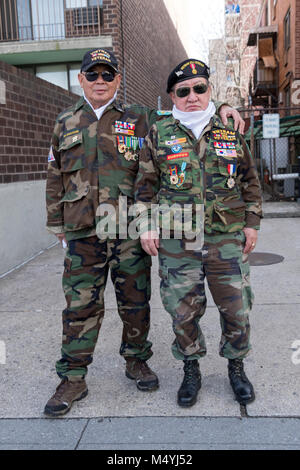 Zwei ältere Korean War Veterans an der Chinese New Year Parade in Flushing, Queens, New York City. Stockfoto