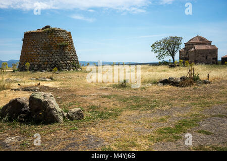 Nuraghe Santa Sarbana und Kirche Santa Sabina, von Oristano Sardinien Stockfoto