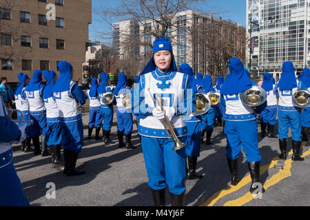 Ein Trompeter mit dem Falun Dafa marching band an der Chinese New Year Parade in Flushing, Queens, New York City Stockfoto