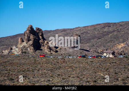 Roques de Garcia, in der Nähe von Mount El Tiede, Vulkan auf Teneriffa, Spanien, mit Parador, parkende Autos und Touristen Stockfoto