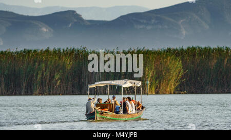 VALENCIA - 12. SEPTEMBER: Nicht identifizierte Gruppe von Touristen genießen Sie eine Tour rund um Albufera-see über Boot in Valencia am 12. September 2017 Stockfoto