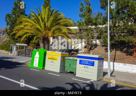 Abfall Recycling Bins, Palmen, Guia de Isora, Teneriffa, Spanien Stockfoto