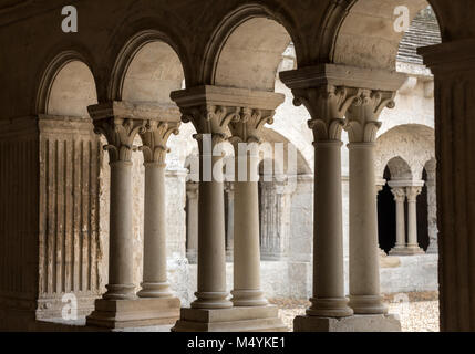 Kreuzgang in der Abtei von St. Peter in Montmajour in der Nähe von Arles, Frankreich Stockfoto