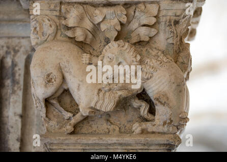 Zwischen Löwe und Stier (c 12.) romanische Carving Klöster Abtei Montmajour in der Nähe von Arles Provence Frankreich Kampf Stockfoto