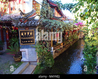 Lijiang Altstadt mit einem klaren Wasser Tal. Reisen in Lijian in der Provinz Yunnan, China in 2012, 17. November. Stockfoto