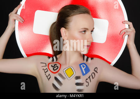 Porträt der jungen Frau mit Verkehrszeichen Stockfoto