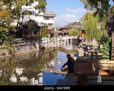 Lijiang Altstadt mit einem klaren Wasser Tal. Reisen in Lijian in der Provinz Yunnan, China in 2012, 17. November. Stockfoto