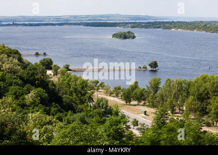 Panorama vom Berg Tarasova in Kanev, Tscherkassy Region, auf der kleinen Insel und Wasserkraftwerk auf breiten Dnepr Stockfoto
