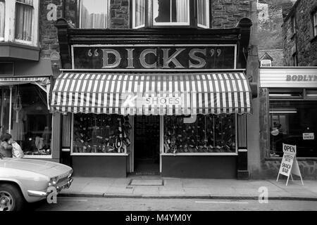 England, Wales, Powys, Machynllech, penrallt Straße, Dicks Shoe Shop 1970 s Stockfoto