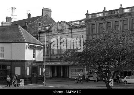 Großbritannien, Wales, Llanelli, Stepney Straße in den 70er Jahren, alte Llanelly Kino, jetzt Wetherspooons" York Palace Pub Stockfoto