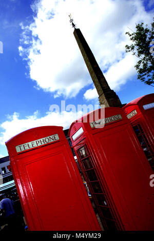 Telefonzellen und Obelisk in Ripon Market Square North Yorkshire Stockfoto