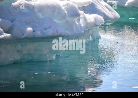 Schmelzende Eisberge in der Diskobucht - blaues Meer an einem sonnigen Tag - Ilulissat, Grönland - Dänemark Stockfoto