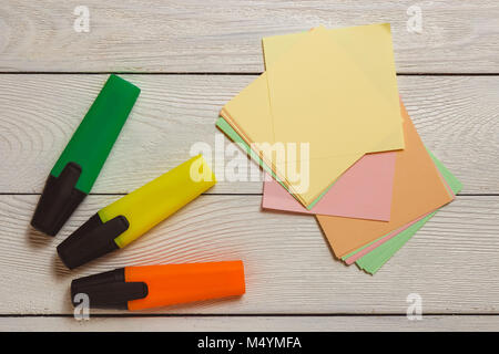 Stationäre, Leer, Aufkleber, bunten Marker, Textmarker auf weißem Holz- Hintergrund. Business Planung Konzept. Stockfoto