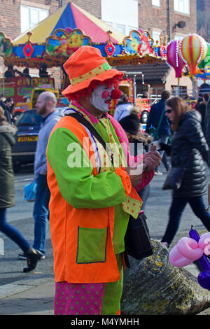 Ein Mann wie ein bunter Clown Verkauf von Ballons, um Kinder vor einem Ereignis in Liverpool UK gekleidet. Stockfoto