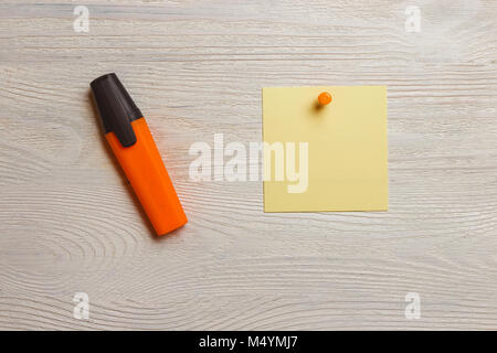 Stationäre, leeren gelben Aufkleber, Orange Reißzwecken, Marker auf weißem Holzbrett. Memo, Erinnerung. Stockfoto