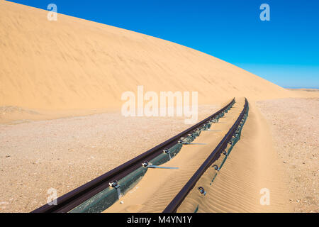 Bahngleise nach Sandsturm, Namibia Stockfoto