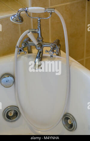 Messing antik Mischbatterie und Kopf Dusche auf einen Whirlpool. Stockfoto