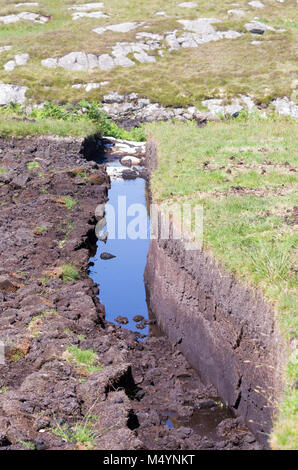 Eine Torf graben Schnitt in das Moor auf der Isle of South Uist, Äußere Hebriden, Schottland, Großbritannien Stockfoto