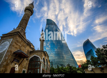 Moschee der Märtyrer und moderne Glas central business district Wolkenkratzer in den Sonnenuntergang, Baku, Aserbaidschan Stockfoto