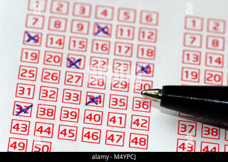 Pen und Lucky Numbers auf eine Lotterie Gutscheine markiert, geringe Tiefenschärfe. Stockfoto