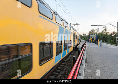 Ein Zug fährt die Station Stockfoto