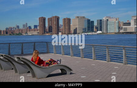 Entspannten Blick von Queens nach Manhattan Stockfoto