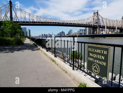 Elisabeth McQueen Esplanade, Queens, Manhattan Skyline und die Queensboro Bridge. Stockfoto