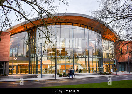 Die Oculus Gebäude, Universität Warwick, in der Dämmerung. Studenten an der geschwungenen Glasfassade der neuen Lehre Gebäude an der Warwick Universität. Stockfoto