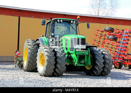 SALO, Finnland - 4. Mai 2013: ein John Deere 6630 Traktor in Salo, Finnland am 4. Mai 2013. Stockfoto