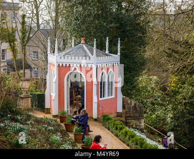 Die wiederhergestellten Eagle House Pavillon Torheit in Painswick Rococo Garten, Painswick, Gloucestershire Cotswolds, Schneeglöckchen im Garten Grenze Stockfoto