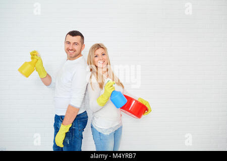 Schönes Paar tun Reinigung. Stockfoto