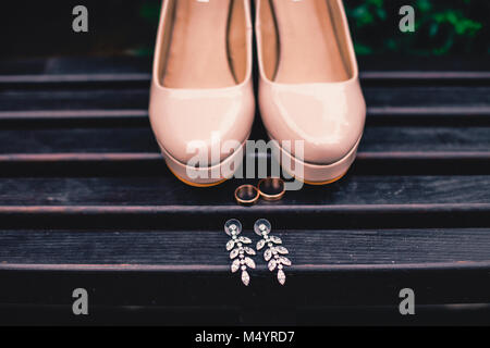 Braut Hochzeit Ringe und Ohrringe sind auf der Straße Stockfoto