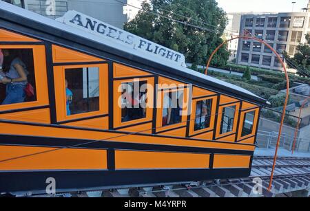 Blick auf die Engel Flug, ein Wahrzeichen schmalspurige Standseilbahn im Bunker Hill in der Innenstadt von Los Angeles, Kalifornien. Stockfoto