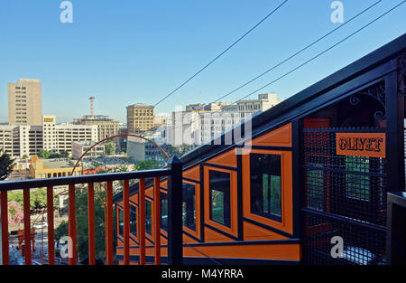 Blick auf die Engel Flug, ein Wahrzeichen schmalspurige Standseilbahn im Bunker Hill in der Innenstadt von Los Angeles, Kalifornien. Stockfoto