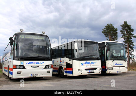 HAIJAA, Finnland - 12. Mai: Drei Busse auf einem Parkplatz im Haijaa, Finnland am 12. Mai 2013. Finnlands und Bus verkehr System steht vor Herausforderungen. Stockfoto