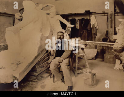 Auguste Rodin saß in seinem Pariser Atelier vor dem Gipsmodell für das Denkmal Victor Hugo, Archivfoto von Dornac 1898 Rodin in seinem Atelier 1897 Rene Avigdor 1967-1921 Francois Auguste René Rodin 1840–1917 ( bekannt als Auguste Rodin) war ein französischer Bildhauer, Paris-Frankreich. ( Rodins ursprünglichste Werk wich von traditionellen Themen der Mythologie und Allegorie ab, modellierte den menschlichen Körper mit Realismus und zelebrierte individuellen Charakter und Körperlichkeit.) Stockfoto