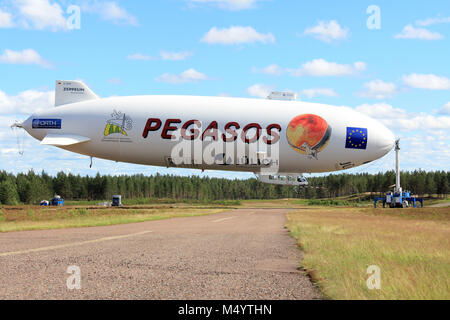 JAMIJARVI, Finnland - 15. JUNI 2013: Pegasos Zeppelin NT Luftschiff in Jamijarvi, Finnland am 15. Juni 2013 Nachdem die Ca. 30 Forschung Flügen als Teil von Th Stockfoto