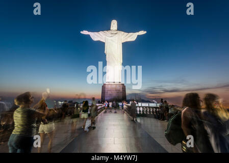 Christus der Erlöser Statue mit Touristen bei Sonnenuntergang, Corcovado, Rio de Janeiro, Brasilien Stockfoto