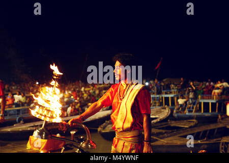 Ganga Aarti Zeremonie am Rande des Ganges, Varanasi, Uttar Pradesh, Indien Stockfoto