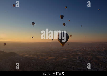 Heißluft-Ballone bei Sonnenuntergang, Kappadokien, Türkei Stockfoto