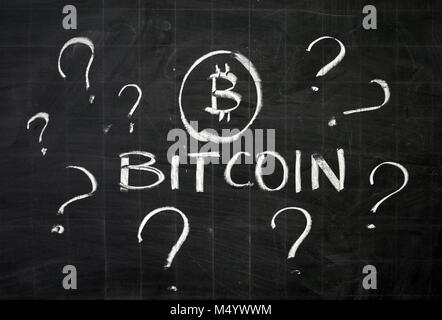 Was ist bitcoin? Auf der Tafel mit weißer Kreide geschrieben Stockfoto
