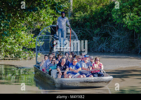 Gruppe von Touristen auf airbootsfahrt in Everglades Alligator Farm im südlichen Florida. Stockfoto