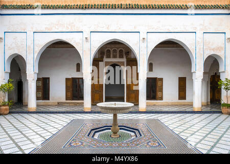 Innenhof und kleinen Springbrunnen von Bahia Palast, Marrakesch, Marokko Marrakesh-Safi Stockfoto