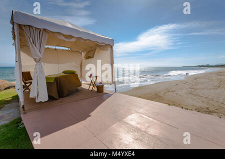 Weiße zelt Cabana für Spa Behandlung am Strand in Puerto Vallarta, Mexiko. Stockfoto